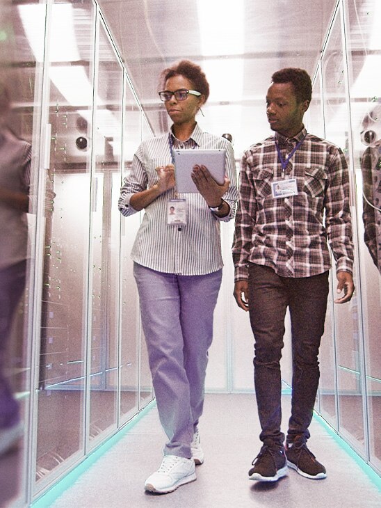 スマートフォンを見ている人物