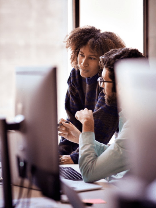 スマートフォンを見ている人物