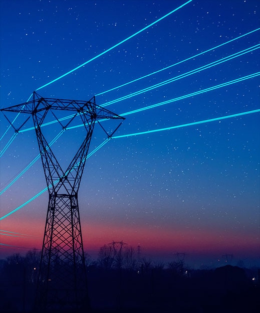 鉄塔と送電線の画像