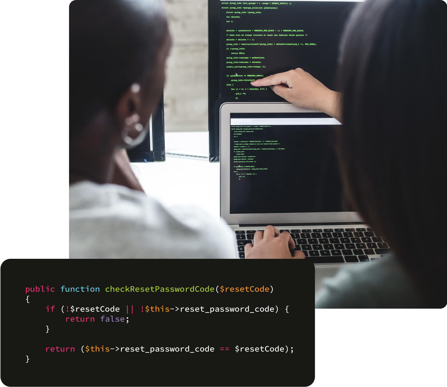 コンピュータのコードを調べてサイバーセキュリティを評価する2人の担当者。